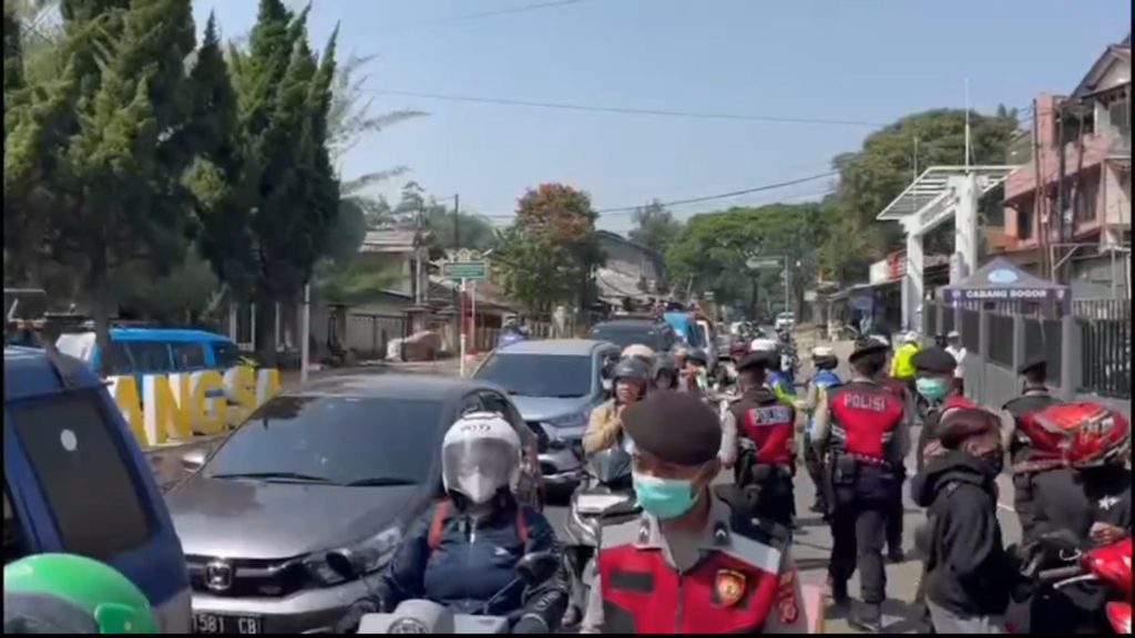 Satlantas Polres Bogor Bagikan 1.000 Masker kepada Pengendara di Puncak
