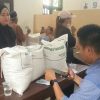 Ribuan KPM di Palabuhanratu Antre Sejak Pagi untuk Menerima Bantuan Beras 30 Kilogram