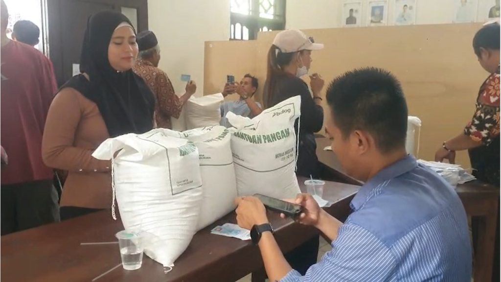 Ribuan KPM di Palabuhanratu Antre Sejak Pagi untuk Menerima Bantuan Beras 30 Kilogram