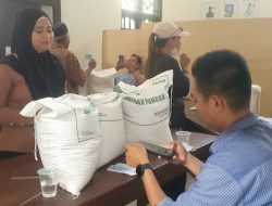 Ribuan KPM di Palabuhanratu Antre Sejak Pagi untuk Menerima Bantuan Beras 30 Kilogram