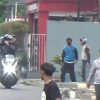 Warga Kebonjati, Sukabumi, menggagalkan dugaan tawuran pelajar. Empat senjata tajam ditemukan dan seorang siswa diamankan polisi.