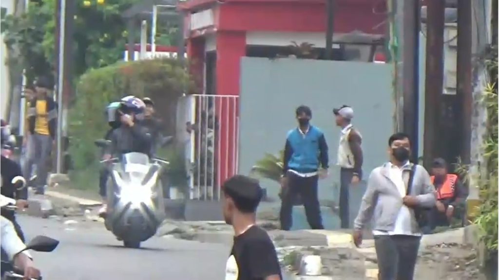 Warga Kebonjati, Sukabumi, menggagalkan dugaan tawuran pelajar. Empat senjata tajam ditemukan dan seorang siswa diamankan polisi.