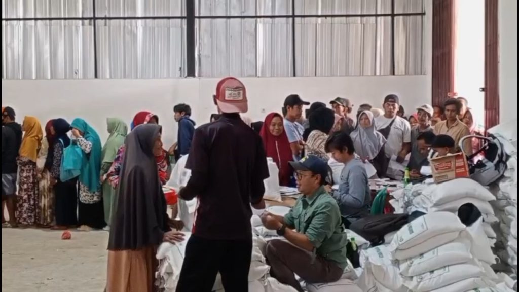 1.432 KPM di Desa Cikahuripan Sukabumi Terima Rapel Bantuan Beras 30 Kilogram