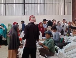 1.432 KPM di Desa Cikahuripan Sukabumi Terima Rapel Bantuan Beras 30 Kilogram