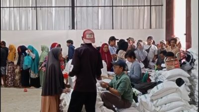 1.432 KPM di Desa Cikahuripan Sukabumi Terima Rapel Bantuan Beras 30 Kilogram