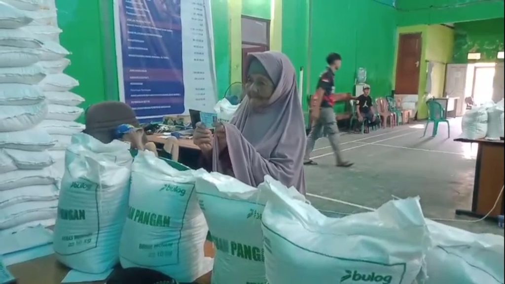 9.944 KPM di Kecamatan Simpenan Terima Bantuan Beras 30 Kilogram