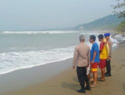 Dua Pelajar Terseret Ombak di Pantai Citepus, Satu Hilang