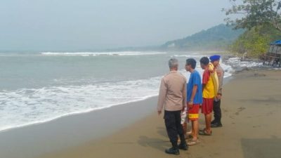 Dua Pelajar Terseret Ombak di Pantai Citepus, Satu Hilang