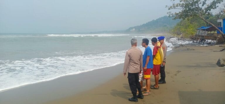 Dua Pelajar Terseret Ombak di Pantai Citepus, Satu Hilang