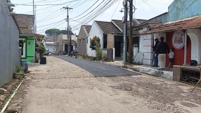 Warga Tiara Regency Patungan Rp82 Juta Perbaiki Jalan