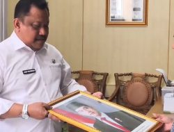 Wakil Ketua DPRD Sukabumi Turunkan Foto Gibran dari Ruang Kerjanya