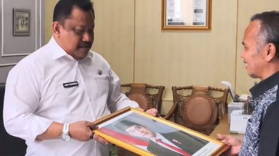 Wakil Ketua DPRD Sukabumi Turunkan Foto Gibran dari Ruang Kerjanya